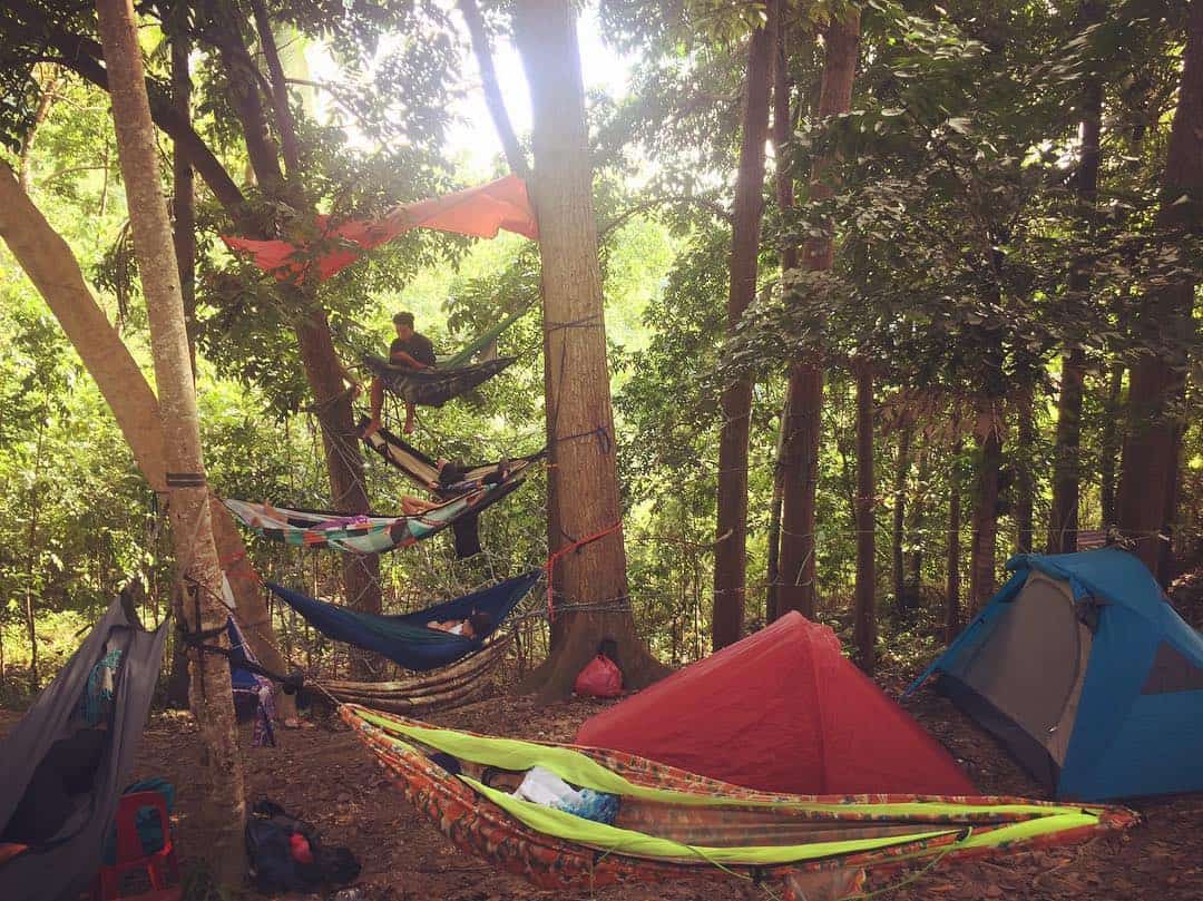 bacalla-woords-campsite-hammocks-tent