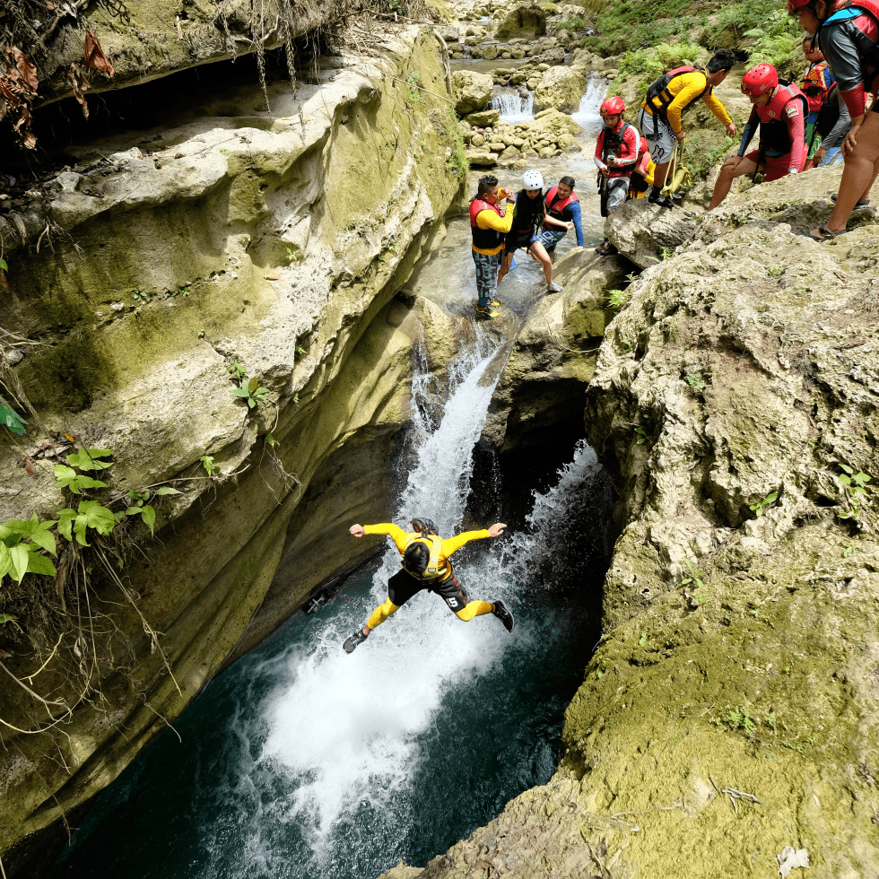 canyoneering-kawasan-cebu