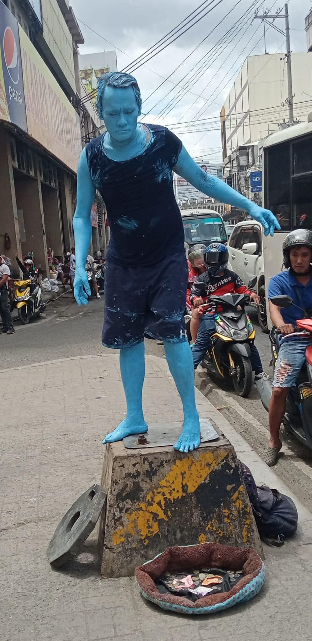 Viral Blue Man Receives 30k and a Job Offer from Mayor Jonas Cortes